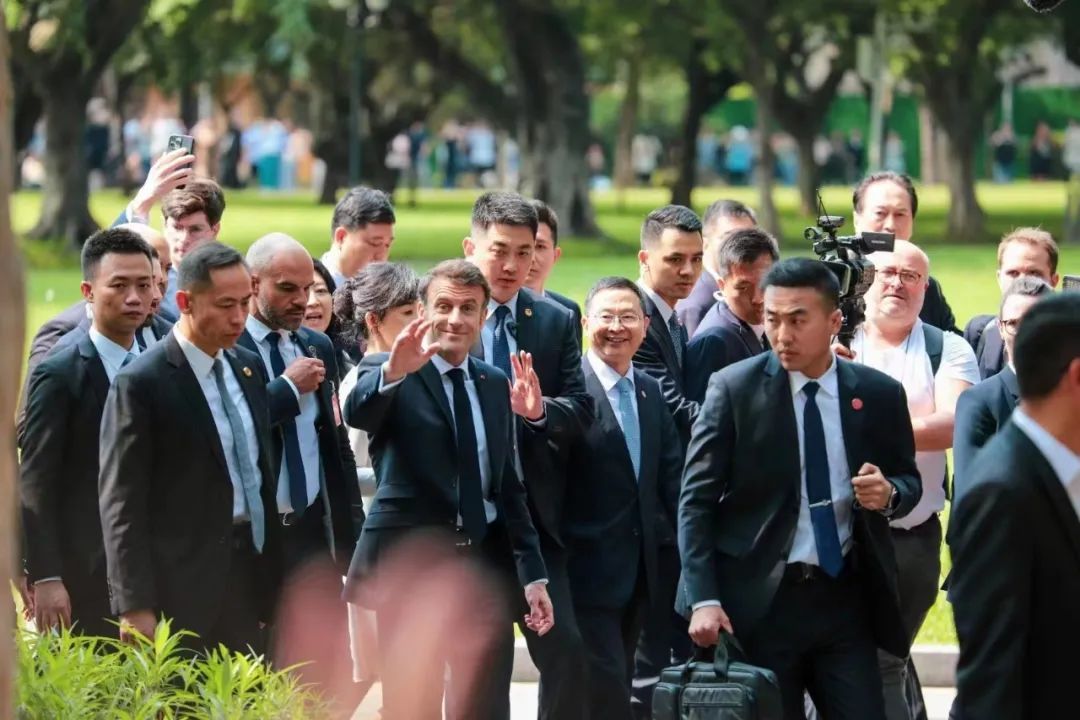 哲学系教授罗筠筠