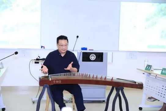 饶蜀行副教授发言